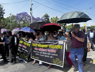 शिक्षकहरूको नारा: शिक्षामन्त्रीले राजीनामा दिँदैमा हामी घर फर्कन्नौँ