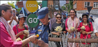 राप्रपाका कार्यकर्ताले सुरक्षामा तैनाथ प्रहरीलाई दिए फूल उपहार