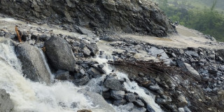 बाढीपहिरोले कोसी राजमार्ग अवरुद्ध