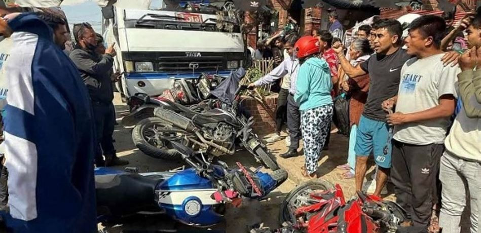भक्तपुरमा बसको ठक्करबाट पार्किङमा राखिएका १० वटा दुईपांग्रे सवारीमा क्षति