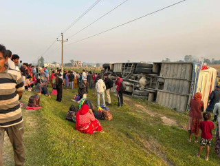 ओभरटेक गर्ने क्रममा बस दुर्घटना हुँदा १३ जना घाइते