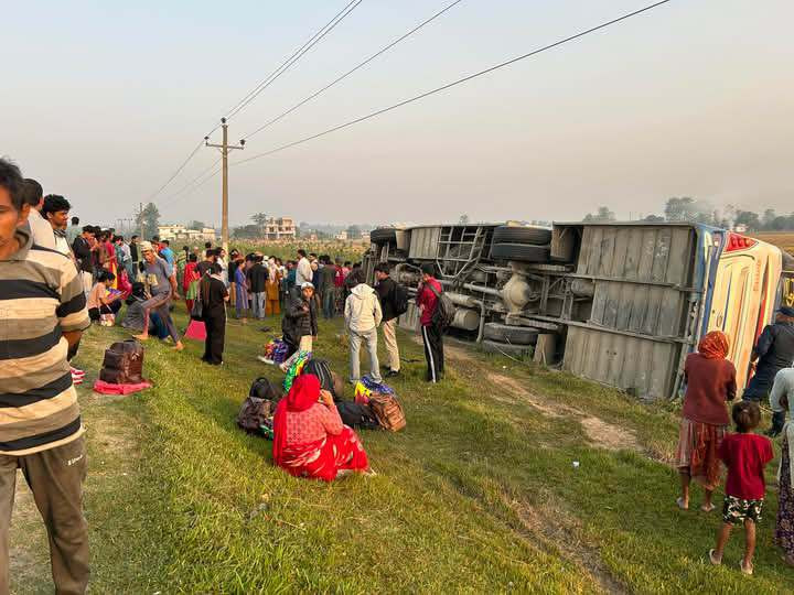 ओभरटेक गर्ने क्रममा बस दुर्घटना हुँदा १३ जना घाइते