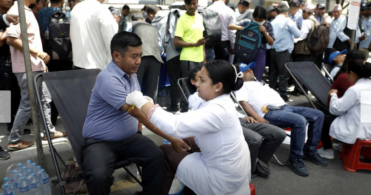 आन्दोलनरत शिक्षकहरूले गरे  २३औं दिनमा रक्तदान