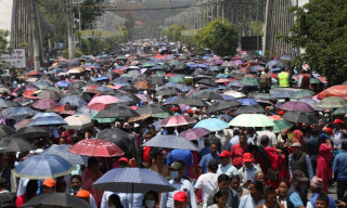 छाता ओढेर २३ औँ दिनको आन्दोलनमा शिक्षकहरु,  कहिले पुरा गर्छ सरकारले शिक्षकको माग ?