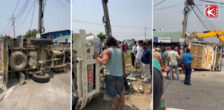 भरतपुर दुर्घटनामा सडकमै पल्टियो जिप, किचिएर स्कुटर चालकको मृत्यु