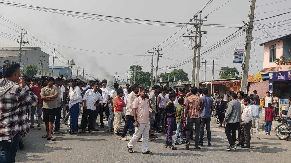 टिपरको ठक्करले मृत्यु भएपछि मोरङको सुन्दरहरैँचामा तनाव, डीएसपी घाइते