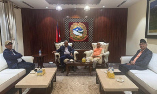 मध्यरातमा प्रधानमन्त्री ओली र  देउवाबीच भेटवार्ता