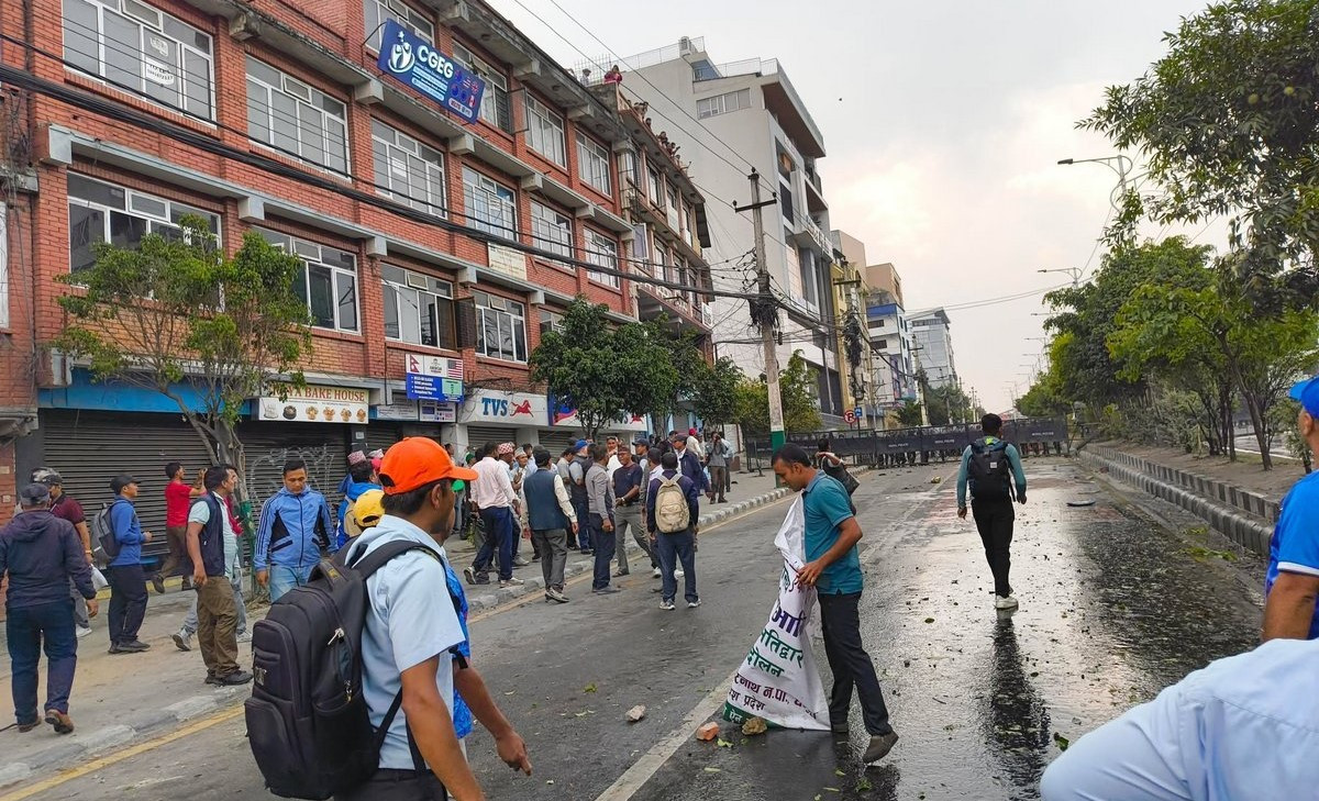 शिक्षकहरूले निषेधित क्षेत्र तोड्ने प्रयास गरेपछि झडप