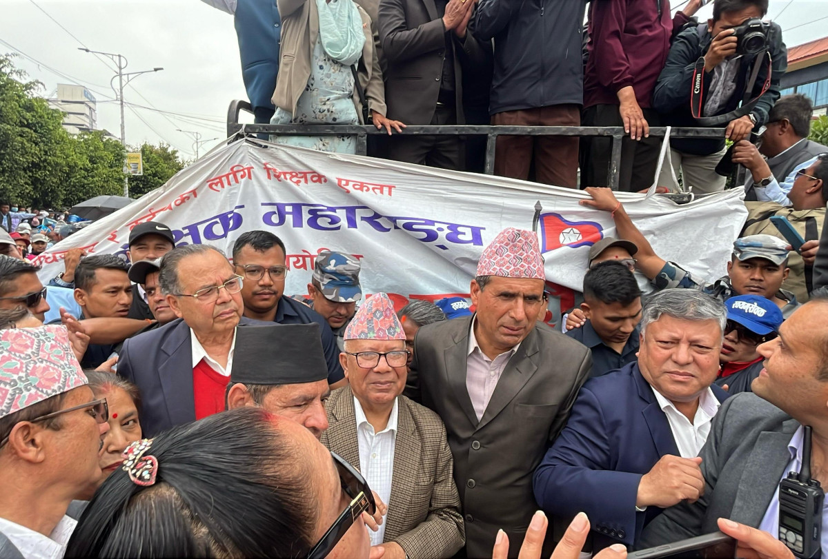 २७ औँ दिनको शिक्षक आन्दोलनमा ऐक्यबद्धता  जनाउन पुगे झलनाथ र माधवसहित अन्य नेताहरू