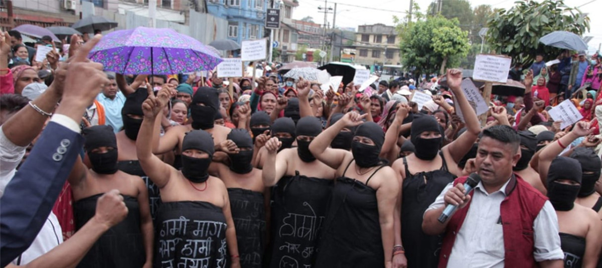 सहकारी पीडितको अर्धनग्न प्रदर्शन माइतीघर मण्डलामा, कहिले हुन्छ माग पुरा ?