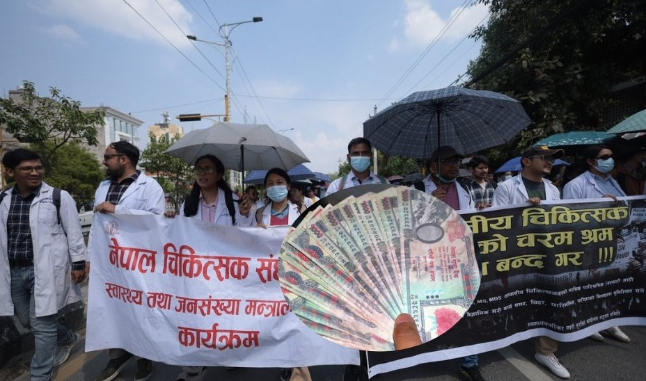 सरकारी सरह निर्वाह भत्ता दिने सुनिश्चितता नभएसम्म आन्दोलन नरोक्ने चिकित्सकहरूको अडान