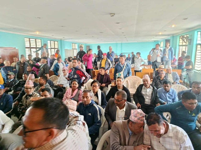 शिक्षक र सरकारबिचको सहमतिबारे जानकारी दिन आयोजित कार्यक्रममा पदाधिकारीबीच चर्काचर्की