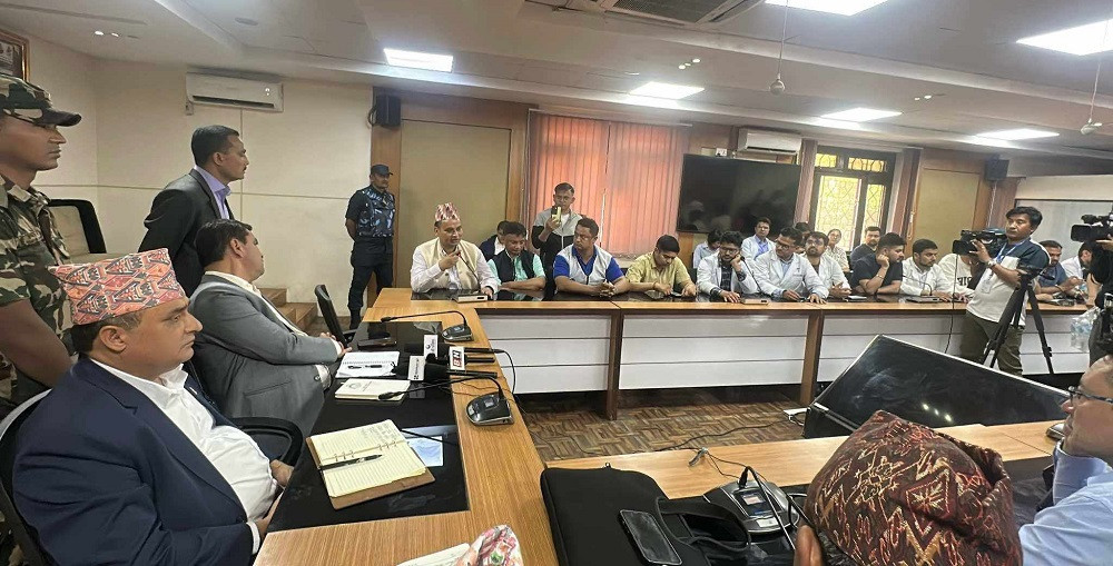 आवासीय चिकित्सक र सरकारबीच तीन विषयमा सहमति, आन्दोलनको कार्यक्रम फिर्ता