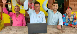 सरकारले गरेको ९ बुँदे सहमतिप्रति असहमति जनाउँदै विद्यालय कर्मचारीले हातमा कालोपट्टि बाँधेर गरे काम