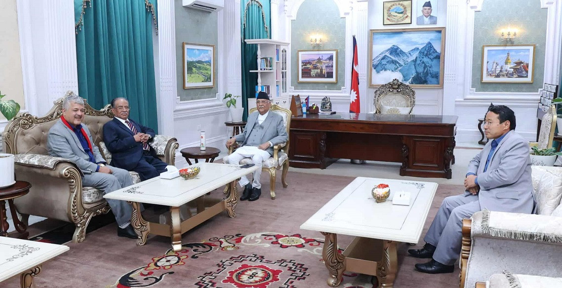 ओली भेट्न सिंहदरबार पुगे प्रचण्ड र वर्षमान, के बिषयमा हुँदैछ छलफल ?