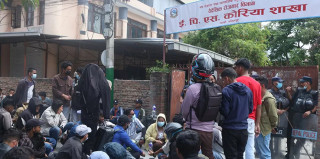 ईपीएस शाखामा धर्ना दिन पुगेका युवामाथि प्रहरीले गरे लाठीचार्ज