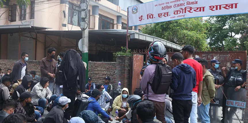 ईपीएस शाखामा धर्ना दिन पुगेका युवामाथि प्रहरीले गरे लाठीचार्ज