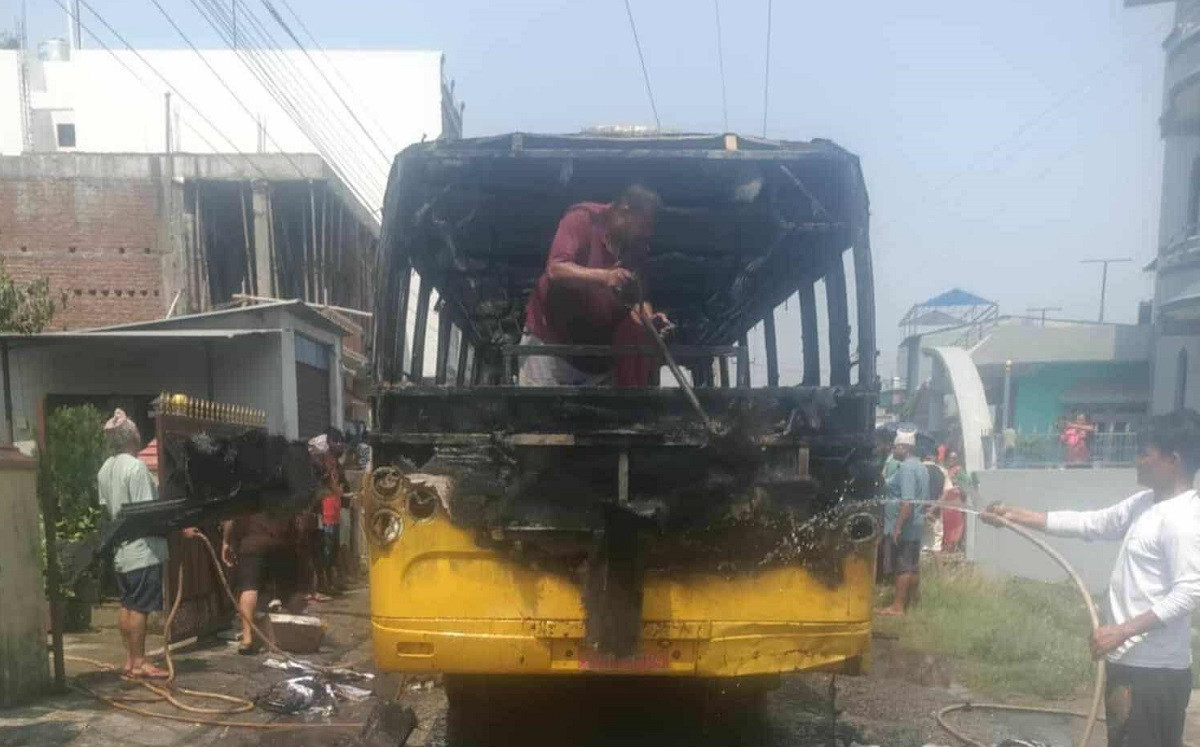 विद्यार्थी बोकेर आउँदै गरेको स्कुल बसमा आगलागी