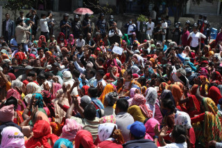  लघुवित्त पीडितहरूले आज सडक अवरुद्ध गरी नाच प्रदर्शन गर्दै, कहिले हुन्छ माग पुरा ?