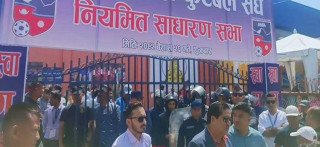 एन्फाको साधारणसभामा गणेश थापालाई प्रवेश गर्न नदिएपछि बाहिर लफडा