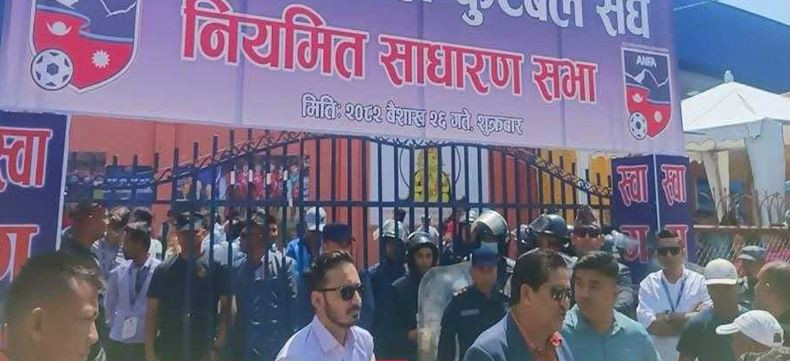 एन्फाको साधारणसभामा गणेश थापालाई प्रवेश गर्न नदिएपछि बाहिर लफडा
