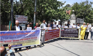 भारत–पाकिस्तान युद्ध तत्काल रोक्न माग गर्दै काठमाडौं भारतीय दूतावासअघि प्रदर्शन