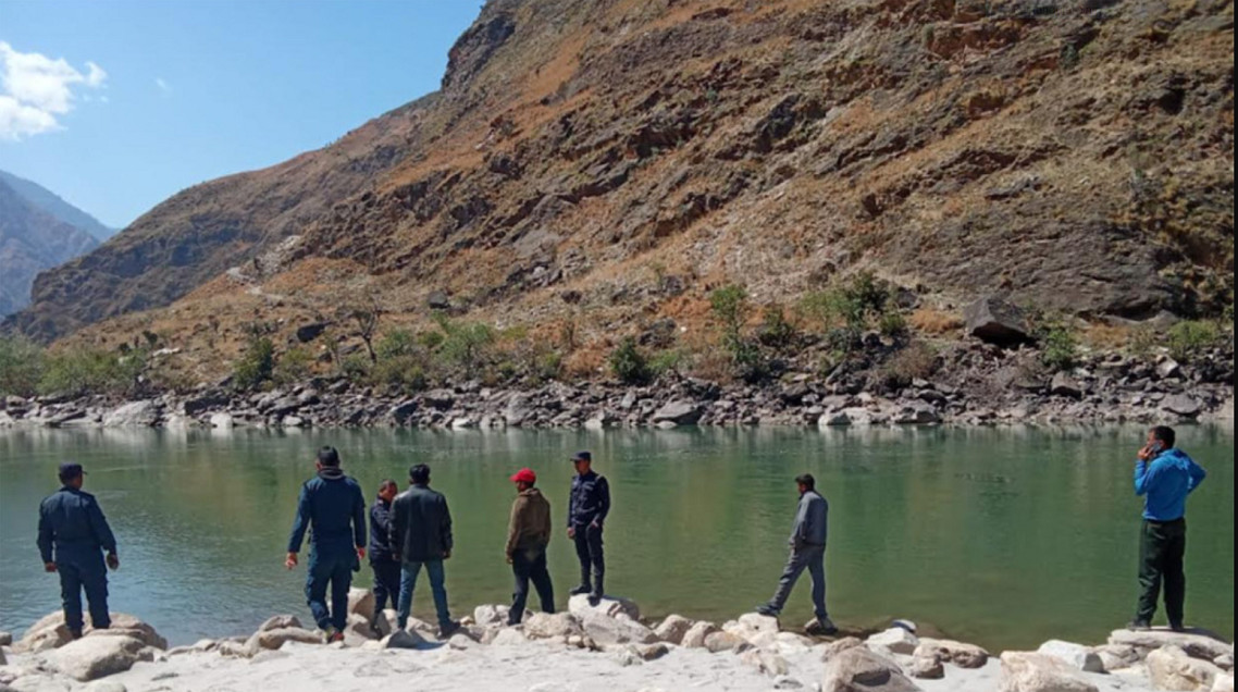 कर्णाली नदीमा पौडी खेल्ने क्रममा दुई किशोर बेपत्ता, खोजी गर्दै गोताखोर