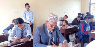 कक्षा १२ को परीक्षा दिँदै गोरखा पालुङटारका ६८ वर्षीय लालबहादुर