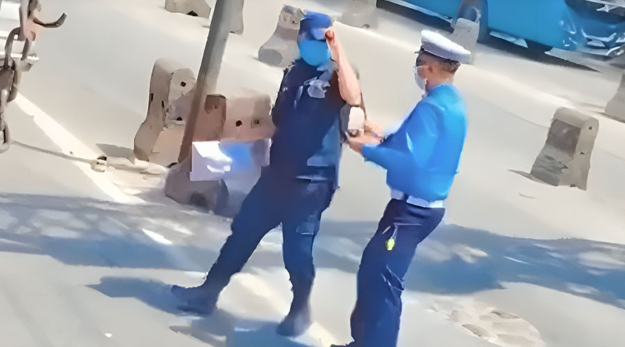 ट्राफिकका इन्स्पेक्टरबाट कुटिए प्रहरी जवान, के थियो बहाना ?