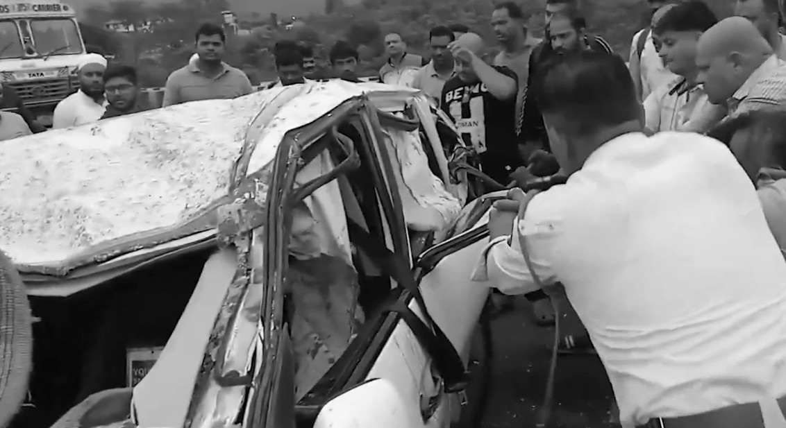 कार नदीमा खस्दा कच्याककुचुक, ५ जनाको मृत्यु