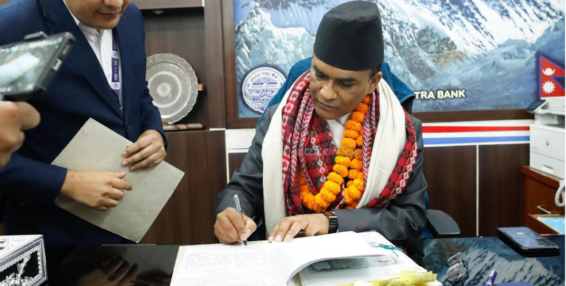 गभर्नरको पहिलो निर्णय– ५ सय र हजारको नयाँ नोट छाप्ने