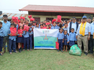 कामना सेवा विकास बैंकद्वारा श्री राष्ट्रिय आधारभूत विद्यालय, चितवनमा पोशाक वितरण