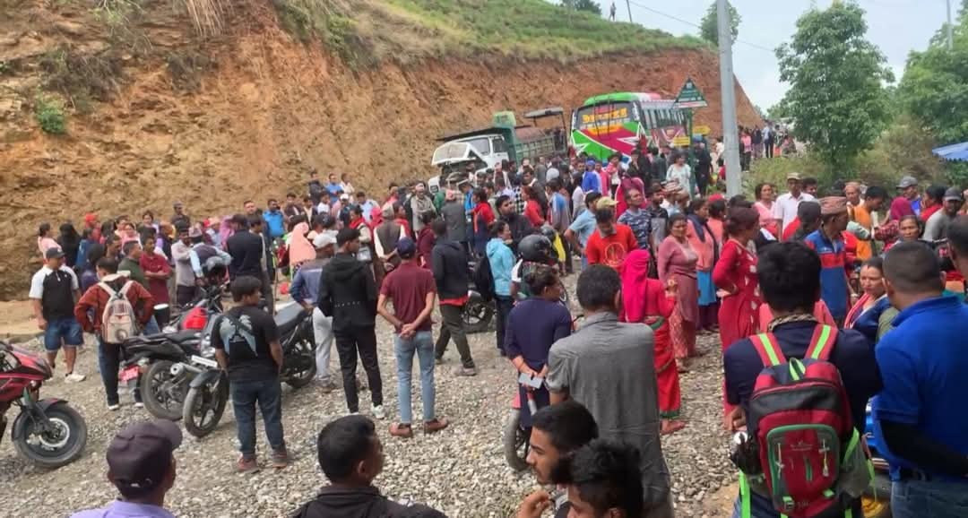 गोरखामा आफैँ  चढेको बसले  किचेर एक बालिकाको मृत्यु, आमा गंभिर घाईते