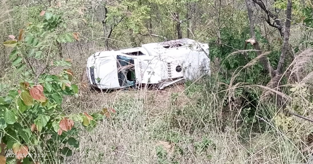 शव लिएर काठमाडौं आउँदै गरेको एम्बुलेन्स दुर्घटना, तीन जना घाइते