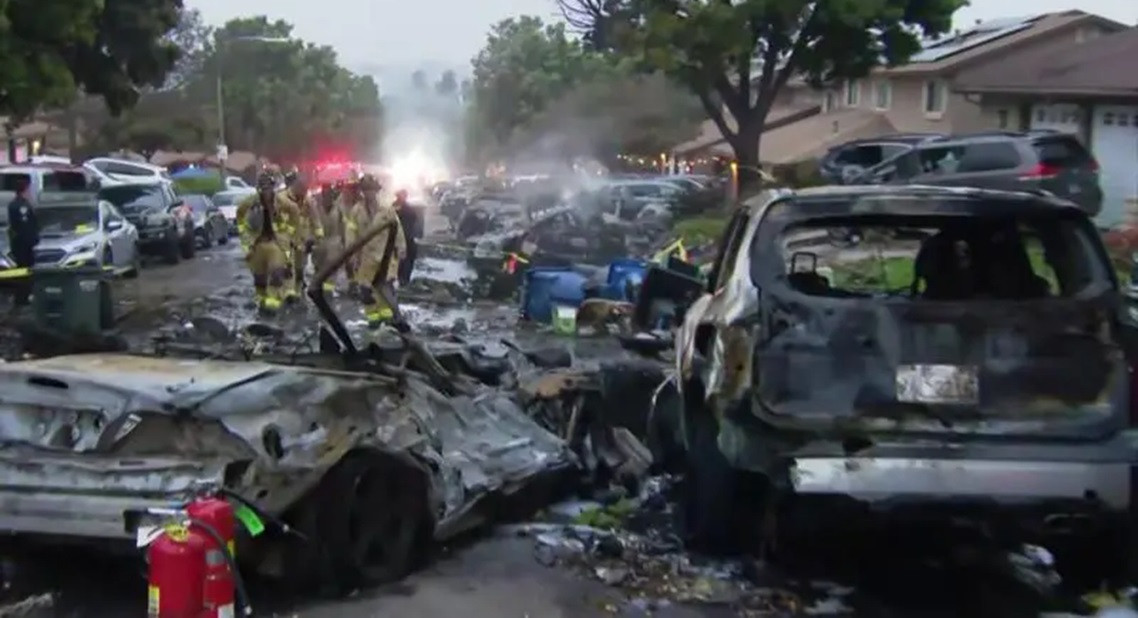 अमेरिकामा आवासीय क्षेत्रमा एउटा विमान खस्यो, १५ घरमा आगलागी