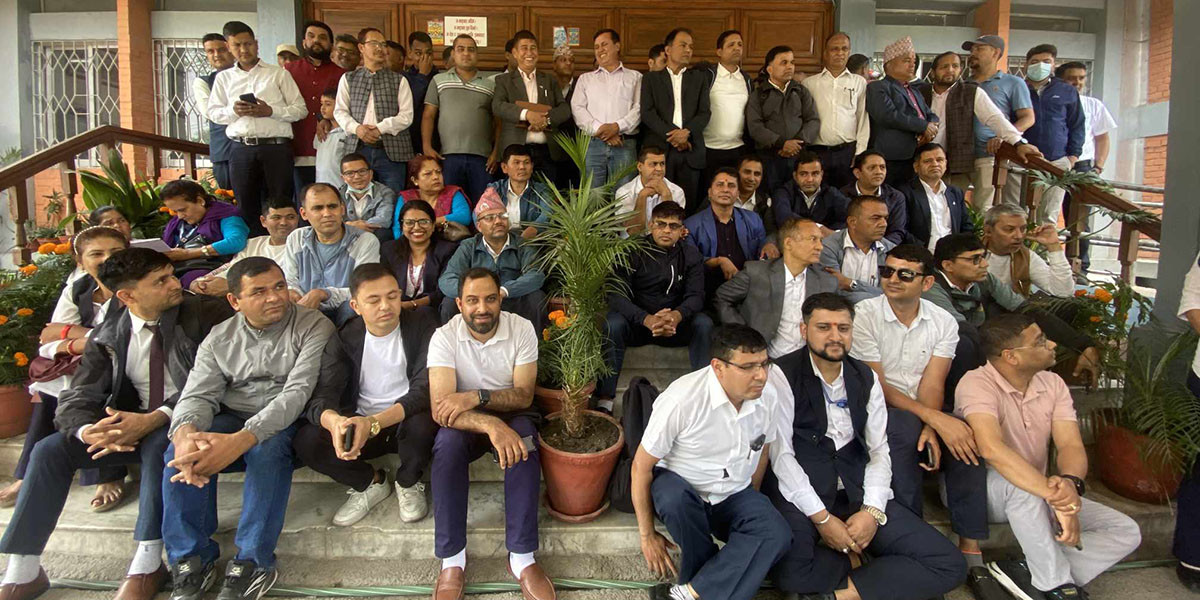 सामान्य प्रशासन  मन्त्रालयको मूलढोकामा कर्मचारीको धर्ना, के छ कारण ?