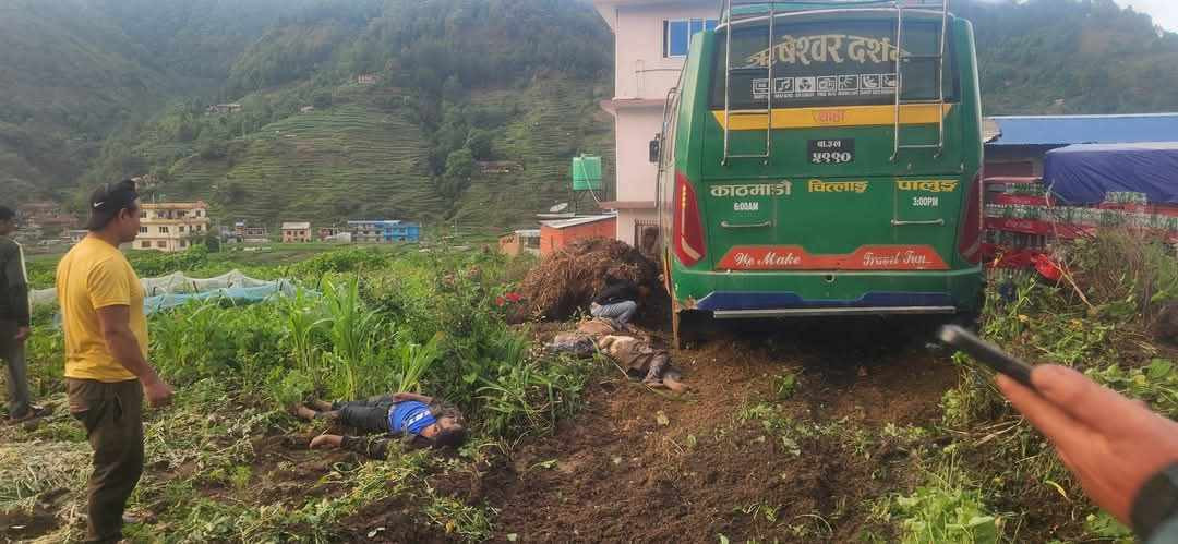 ब्रेक फेल भएको बस उपमेयरको घरमा छिर्दा २ जनाको मृत्यु, २ जनाको अवस्था गम्भीर