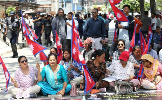 दुर्गा प्रसाईंलाई रिहा गर्न माग गर्दै राष्ट्रिय झण्डासहित माइतीघरमा समर्थकको धर्ना