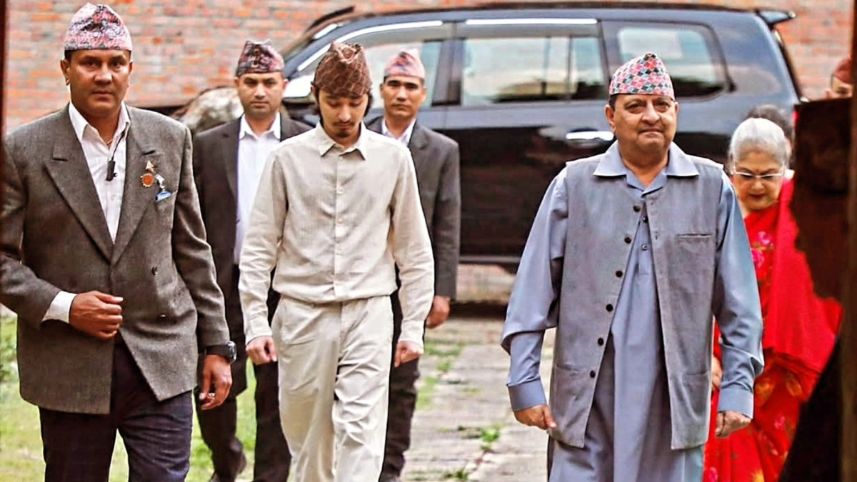 पूर्वराजा ज्ञानेन्द्र शाह सपरिवार नारायणहिटी जाँदै