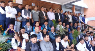 निजामती कर्मचारीले दिए सामान्य प्रशासन मन्त्रालयमा धर्ना