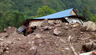 संखुवासभाको मकालुमा पहिरोले एक घर पूर्णरूपमा क्षतिग्रस्त