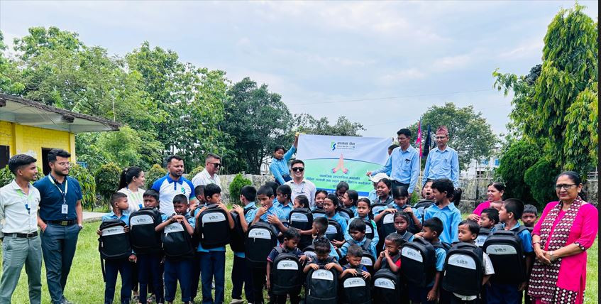 कामना सेवा विकास बैंकद्वारा श्री सरस्वती प्राथमिक विद्यालयलाई शैक्षिक सामग्री तथा स्कुल ब्याग वितरण