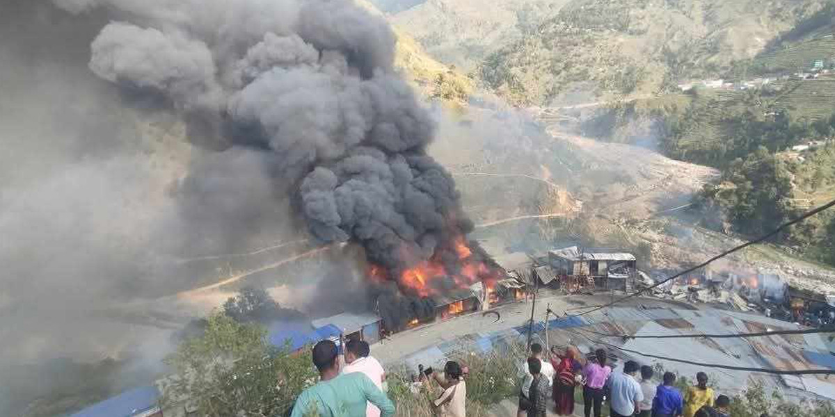 बाजुराको बाम्का बजारमा भीषण आगलागी, १८ वटा पसल जले