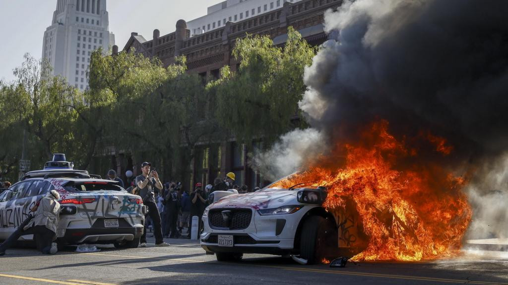 राष्ट्रिय सुरक्षागार्ड तैनाथ गरेपछि लस एञ्जलसमा प्रदर्शन चर्कियो,  स्वचालित गाडीहरूमा आगजनी