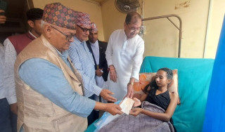 तीनकुने घटनामा घाइते रेविका खत्रीलाई सहयोग रकम हस्तान्तरण