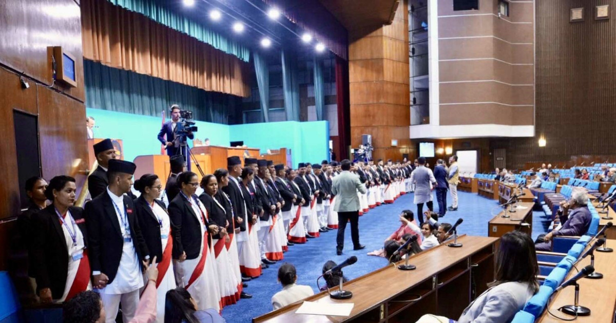 संसद् बैठक चलिरहँदा वेल अगाडि पलेँटी कसेर बसे रास्वपा सांसद