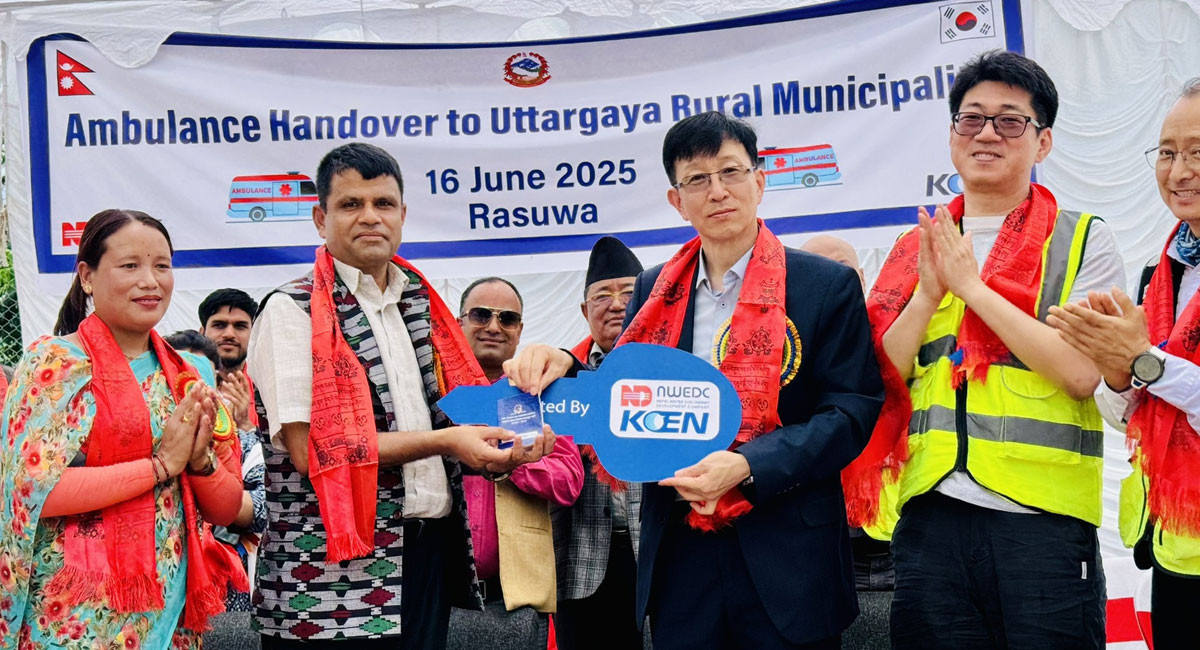 गाउँपालिकालाई एम्बुलेन्स प्रदान