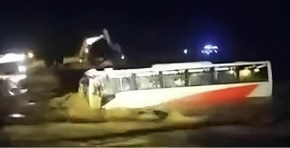 काठमाडौँबाट ३८ यात्रु लिएर जाँदै गरेको बस बाढीले बस बगायो