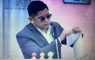 माओवादी सांसदले रोष्ट्रमबाटै च्याते गण्डकीको बजेट किताब