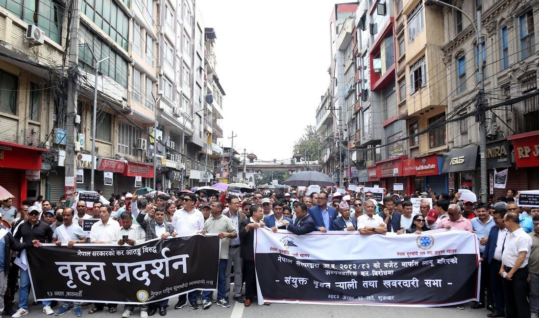 पसल बन्द गरेर सुनचाँदी व्यवसायी फेरि सडकमा,  न्युरोड क्षेत्रमा विरोध र्‍याली